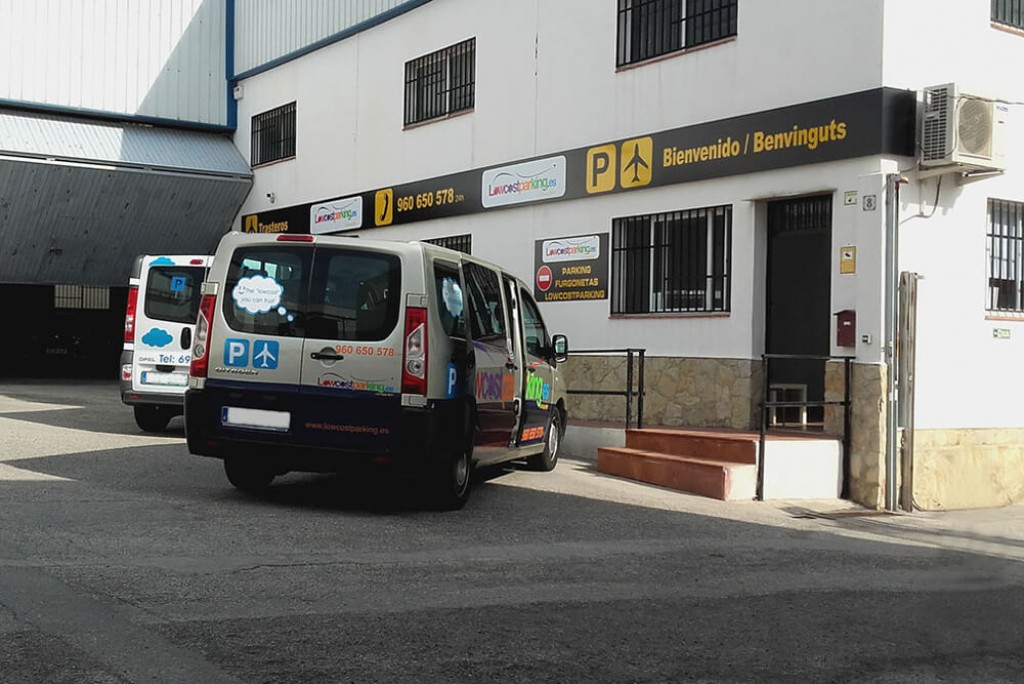 En Aeropuerto Manises, el low cost parking valencia ofrece servicio de cámaras de seguridad y vigilancia las 24 horas.