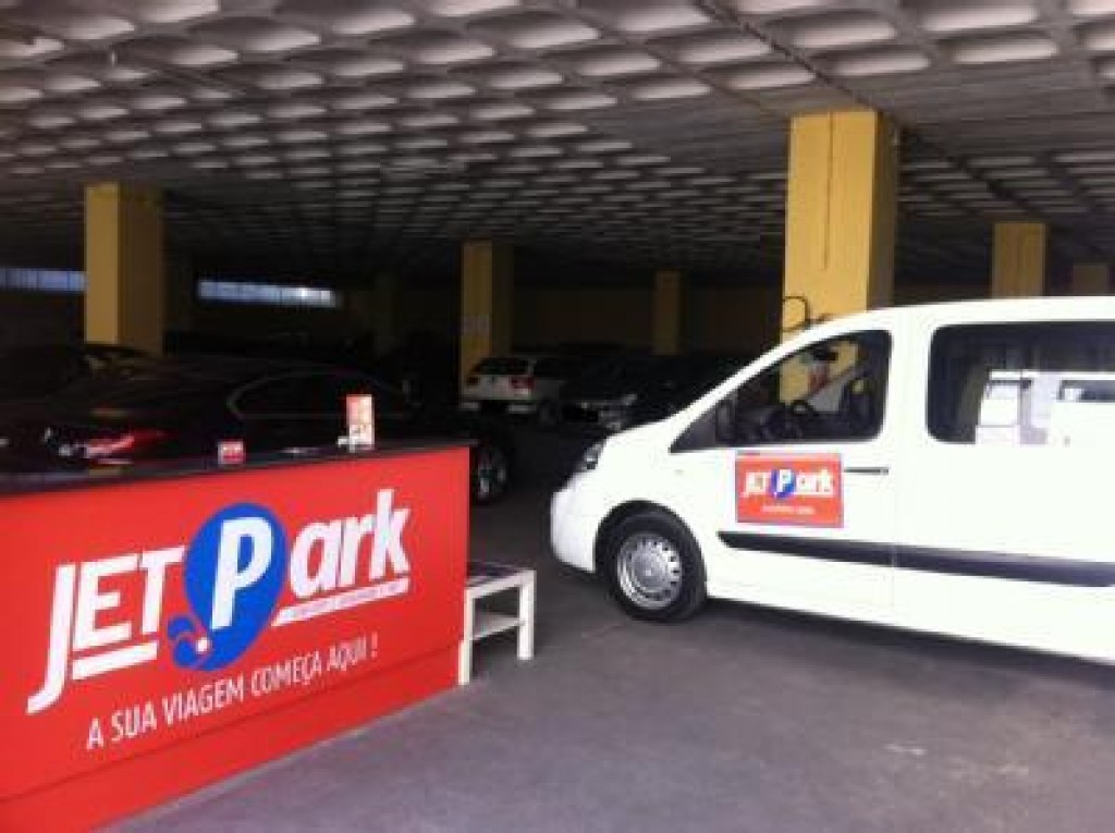 parking cubierto en aeropuerto de Portela - Lisboa