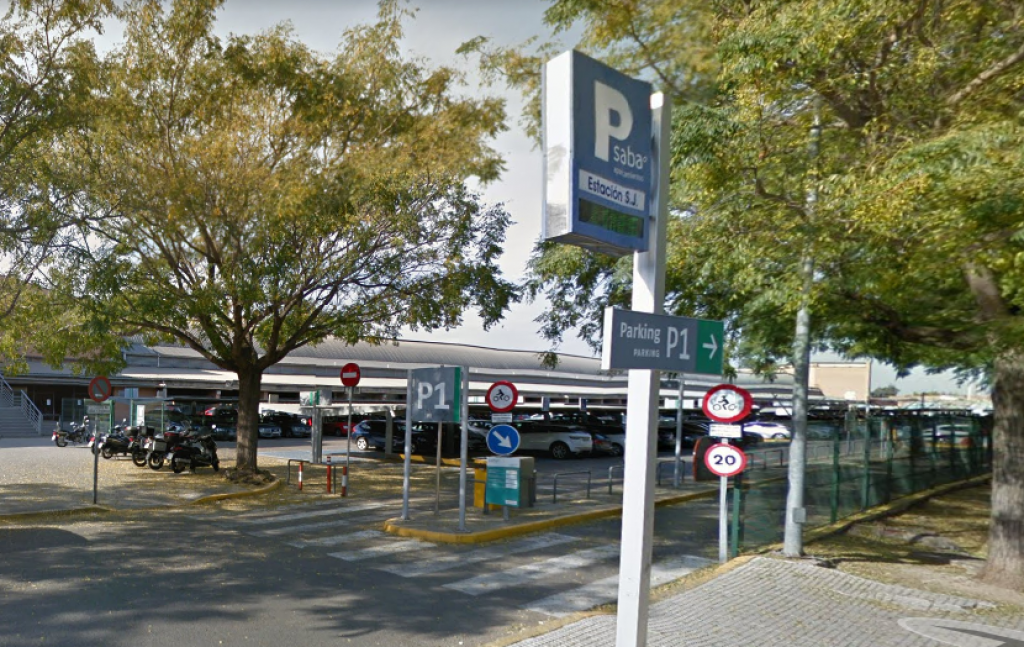 aparcamiento Sevilla en la estación de tren con plazas descubiertas