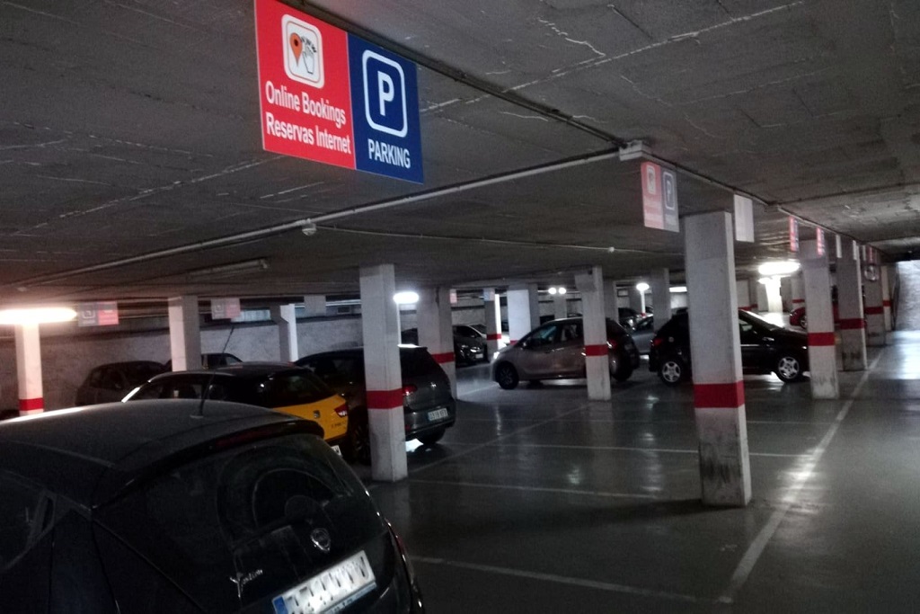 Podrás aparcar en las plazas con el cartel rojo donde pone 