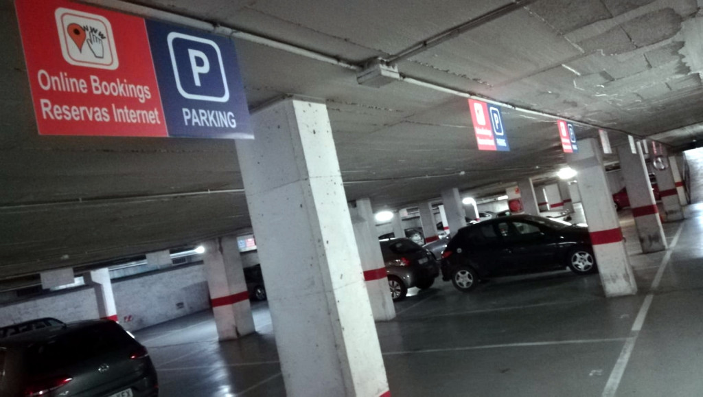 Podrás aparcar en las plazas con el cartel rojo donde pone 
