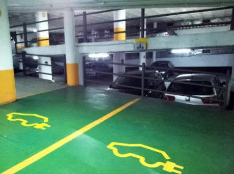 Carga coches electricos parking raval