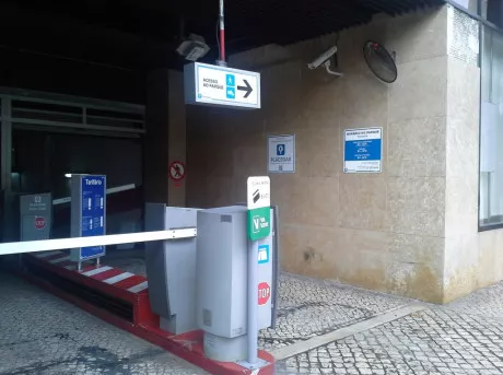 Parque en Lisboa por Avenida da Liberdade. Preserva parking online