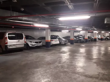 En este aparcamiento subterráneo pueden aparcar turismos, motos y furgonetas.