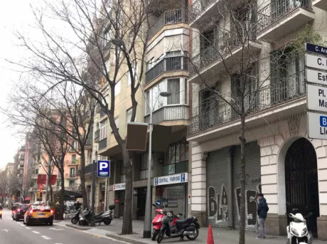 Central Parking Barcelona - Fachada exterior aparcamiento Calle Aragó