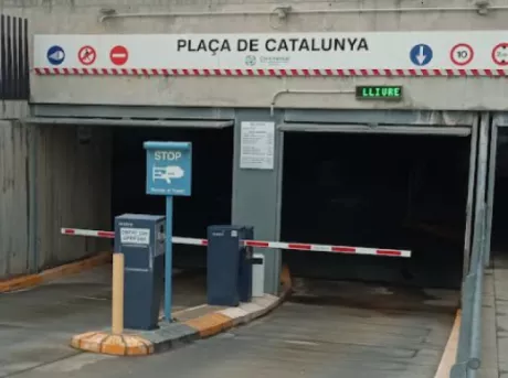Parking Plaça de Catalunya de l'Escala Acceso Principal