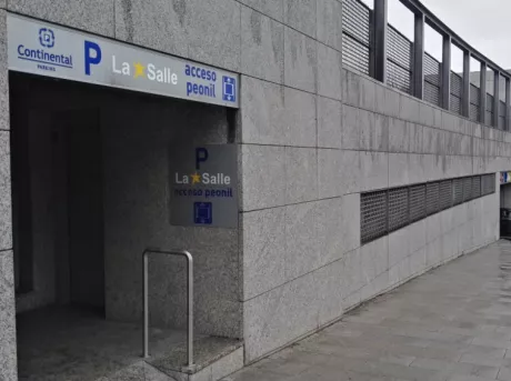 Parking La Salle Santiago de Compostela Puerta peatonal