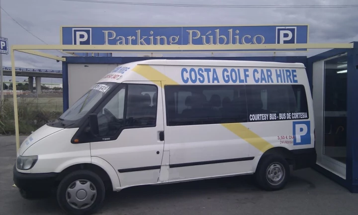 Parking descubierto con cámaras de seguridad y vigilancia