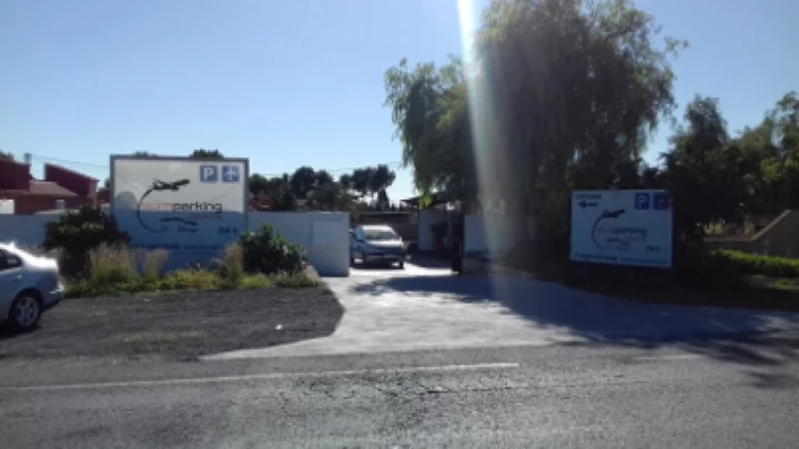 Parking descubierto con autolavado exterior gratis en Torrellano